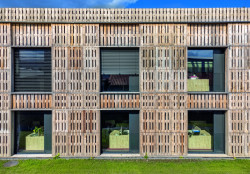 Stavba dostala fasádu z použitých přepravních palet. (Administrativní budova Fortemix v Paskově od PROJEKTSTUDIO)