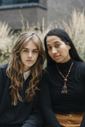 Soutěž o nejlepší výlohu vyhrála hravá instalace hory skořápek od designérek Adély Kadlčákové a Marie Sixtové.