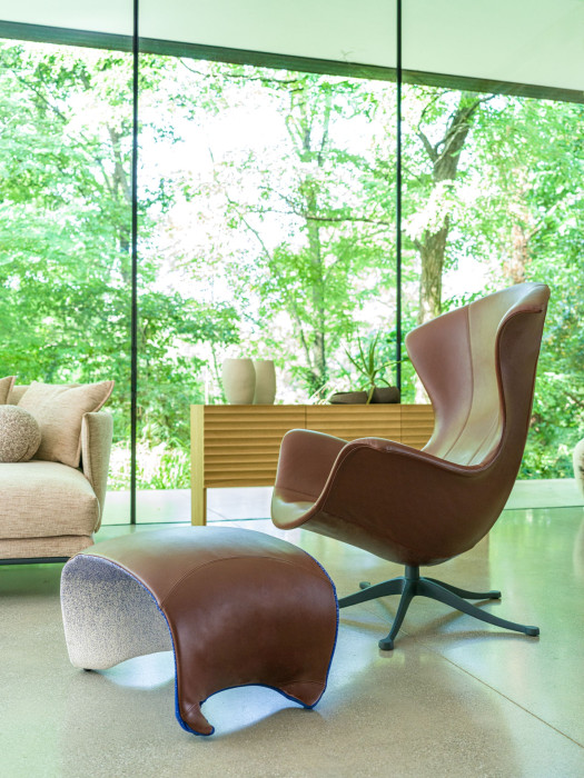 Křeslo One Page od značky Moroso nabízí Konsepti. Metaforicky připomíná pohyb ohýbajícího se papíru.