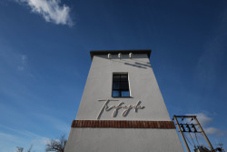 Trafajda, RFF: Dle pohlednic se podařilo dohledat, že původní barva byla bílá.