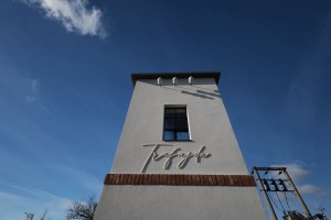 Trafajda, RFF: Dle pohlednic se podařilo dohledat, že původní barva byla bílá.