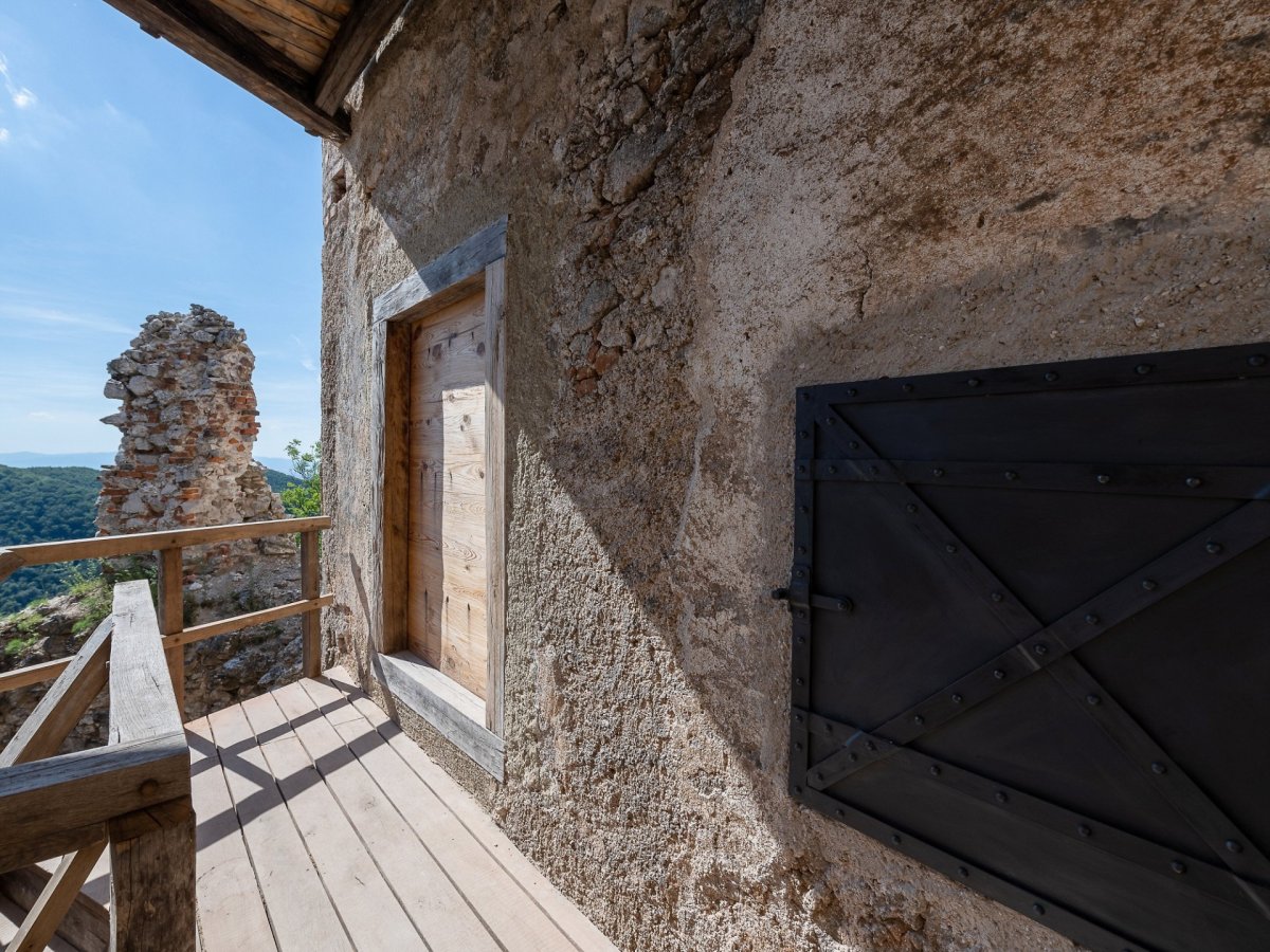 Hospodářská budova na hradě Uhrovec, Atelier ô / Martin Varga, Martin Kvitkovský, Pavol Pauliny
