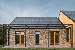 Lukáš Janout Architects jsou autory archetypálního rodinného domu v západních Čechách