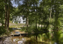 Pozemkem protéká řeka Střela, která v létě slouží k osvěžení, v zimě pak ke zchlazení po saunování.