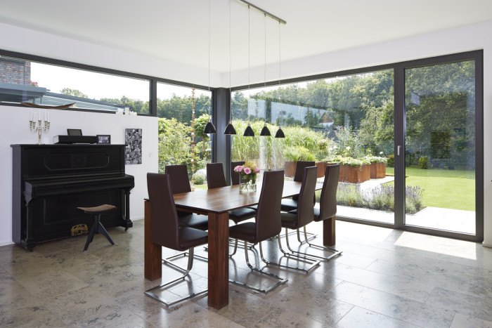 Rohová prosklená stěna v hliníkových profilech Scgüco