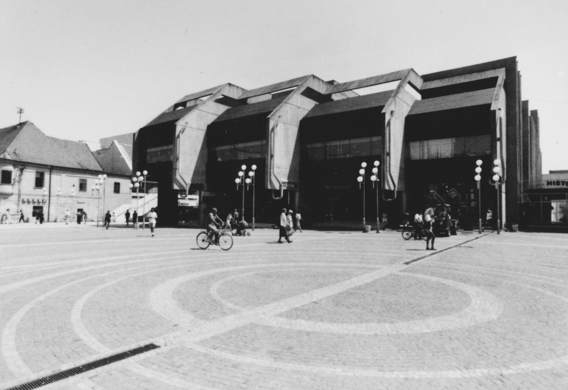 Kulturní domy byly často obrovské. To je případ Domu kultúry v Trnavě od Jozefa Dandáka. Jeho hrubé brutalistické betony i expresivní fasáda vstoupily do centra města tvrdě. V době dokončení v roce 1988 byl už tento přístup kritizovaný.