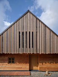 Stavba dostala sedlovou střechu, jak je to pro lokalitu typické. (Chata Kohútka od SENAA architekti)