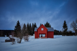 Chalupa stojí v Horní Malé Úpě. Rub má červený, líc světle tónovaný.