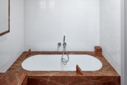 Pohled do koupelny (Byt Masna, Iva Hájková Studio)