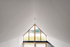 Boq architekti - Dům u rybníka: Pohled od pracovního místa v patře