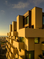 V nejvyšších patrech se nacházejí penthausy. (Tower 15 v Leça da Palmeira v Portugalsku, OODA)