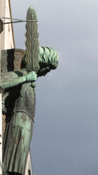 Josip Plečnik, Zachlerův palác, Vídeň, plastika zobrazující archanděla Michaela na průčelí od sochaře Ferdinanda Andriho – foto