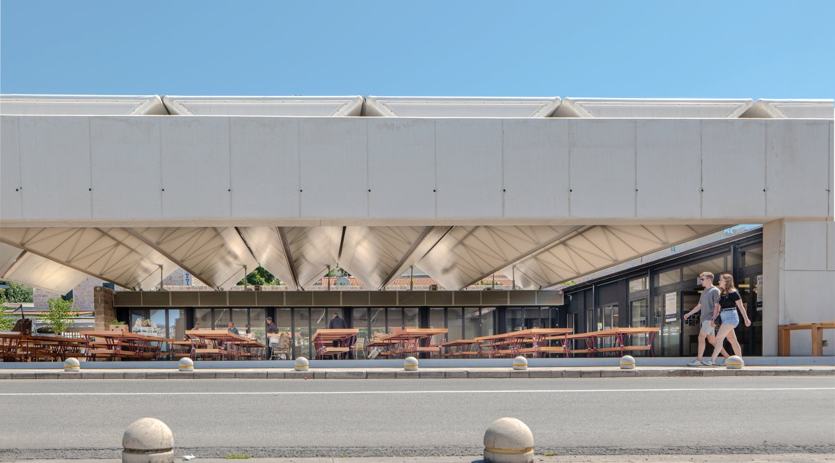 Okolí bylo sjednoceno, nové prvky kontrastují s historickými. (Gruž Market v Dubrovníku, studio ARP / Peračić-Veljačić)