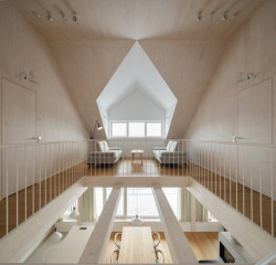 Mezipatro nabízí útulný prostor pro odpočinek. (Chalupa v Krkonoších; System Recovery Architects)