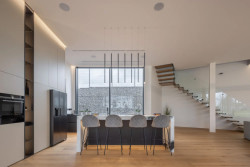 Interiér vznikal s ohledem na funkčnost, pohodlí a současně i estetický zážitek.