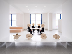 V ATLASu vás nebudou nesledovat orlí zraky kustodů a kustodek. Vystavují se zde totiž díla autorů a autorek, kteří vytvářejí díla interaktivní, určená k dotýkání. (ATLAS, No Architects)