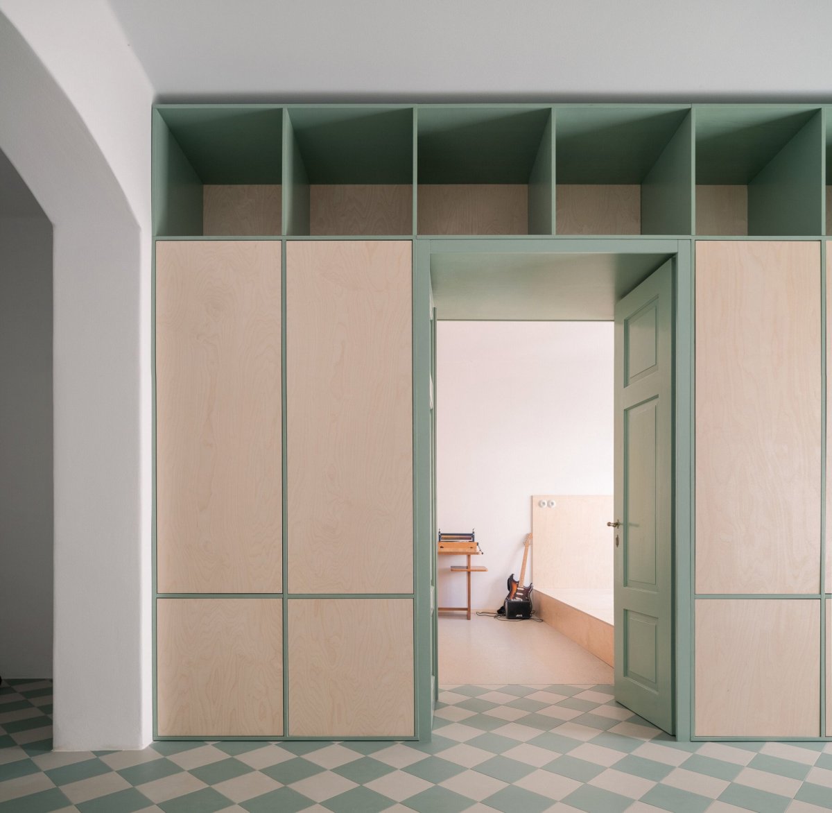 Charakteristickou se stala taky práce s výraznými barvami. (Dům v Kutné Hoře, BYRÓ architekti)