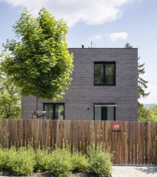 Směrem do ulice pak fasádu traktují okna klasického tvaru