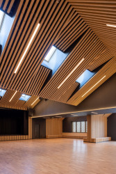 Pohled do objektu nazvaného jako Sokolovna, který je jednou z veřejných staveb. (Obytný soubor Dolina v Lysolajích, knesl kynčl architekti)