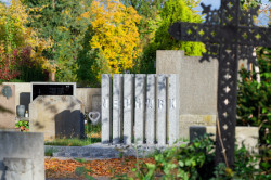 náhrobek rodiny Neumark, studio NEW WORK: Nový náhrobek odkazuje tvarem k původnímu z roku 1906.