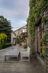 Nová společná terasa (Rekosntrukce domu v Bretani, MOLO ARCHITEKTI)