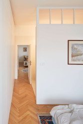 Kvůli malým dětem prakticky propojený s ložnicí. (Byt ve vile v Praze-Malvazinkách, Kateřina Hodková)