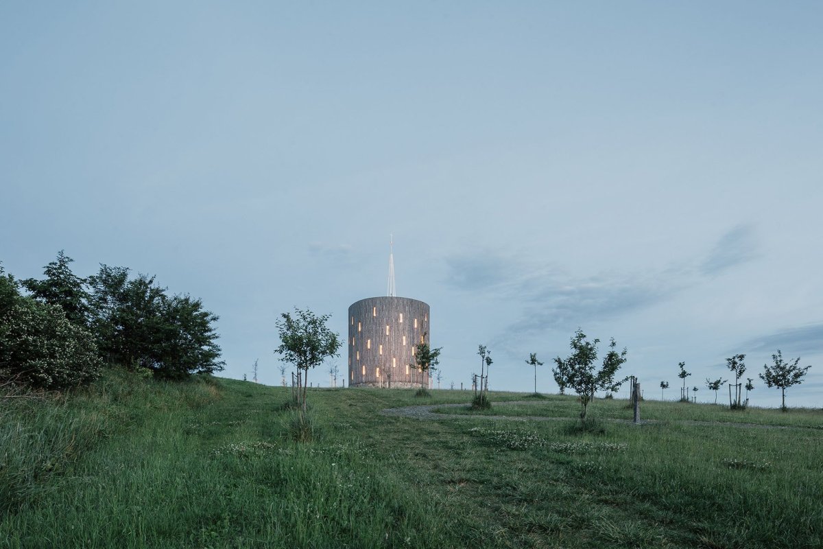 Kolem byly vysazeny jabloně. (Kaple Panny Marie Bolestné v Nesvačilce, studio RCNKSK)