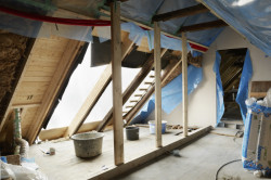 Střešní balkon Velux Cabrio, fotografie z instalace prvků.