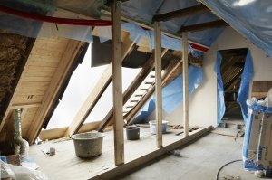 Střešní balkon Velux Cabrio, fotografie z instalace prvků.