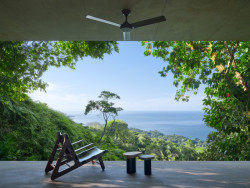 Polovinu plochy domu zabírají terasy. ((Studio House na Kostarice, Formafatal))