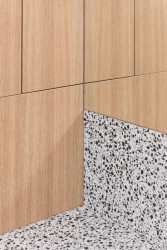 Interiérová designérka Diana Perknovská navrhla byt pro svou sestru, ve kterém se snoubí světlé barvy s přírodními materiály