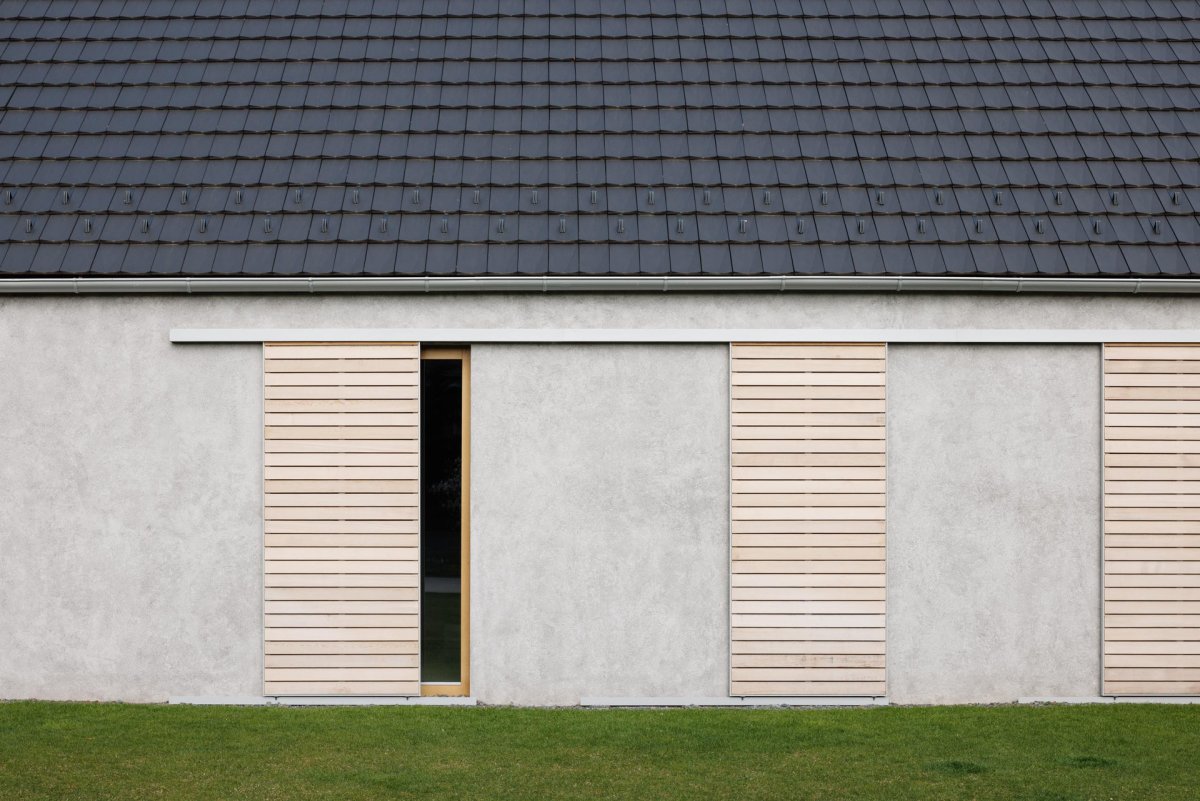 Také dřevěné okenice mají v sobě něco povědomě venkovského. (Dům u vinohradu, ARCHITEKTI mikulaj & mikulajová )
