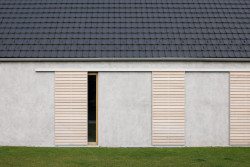 Také dřevěné okenice mají v sobě něco povědomě venkovského. (Dům u vinohradu, ARCHITEKTI mikulaj & mikulajová )