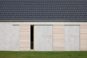 Také dřevěné okenice mají v sobě něco povědomě venkovského. (Dům u vinohradu, ARCHITEKTI mikulaj & mikulajová )