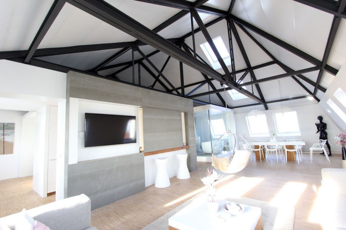 Marek Svoboda, Podkrovní byt Praha 7, odsunutá TV - foto