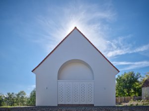 Zaklenutá nika cituje okolní barokní stavby. (Dům Oskar, Jan Žaloudek)