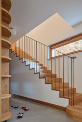 Interiéry vily v Klánovicích, KURZ architects: Dalšímu vybavení vily dominuje, stejně jako tubusu, dřevo.