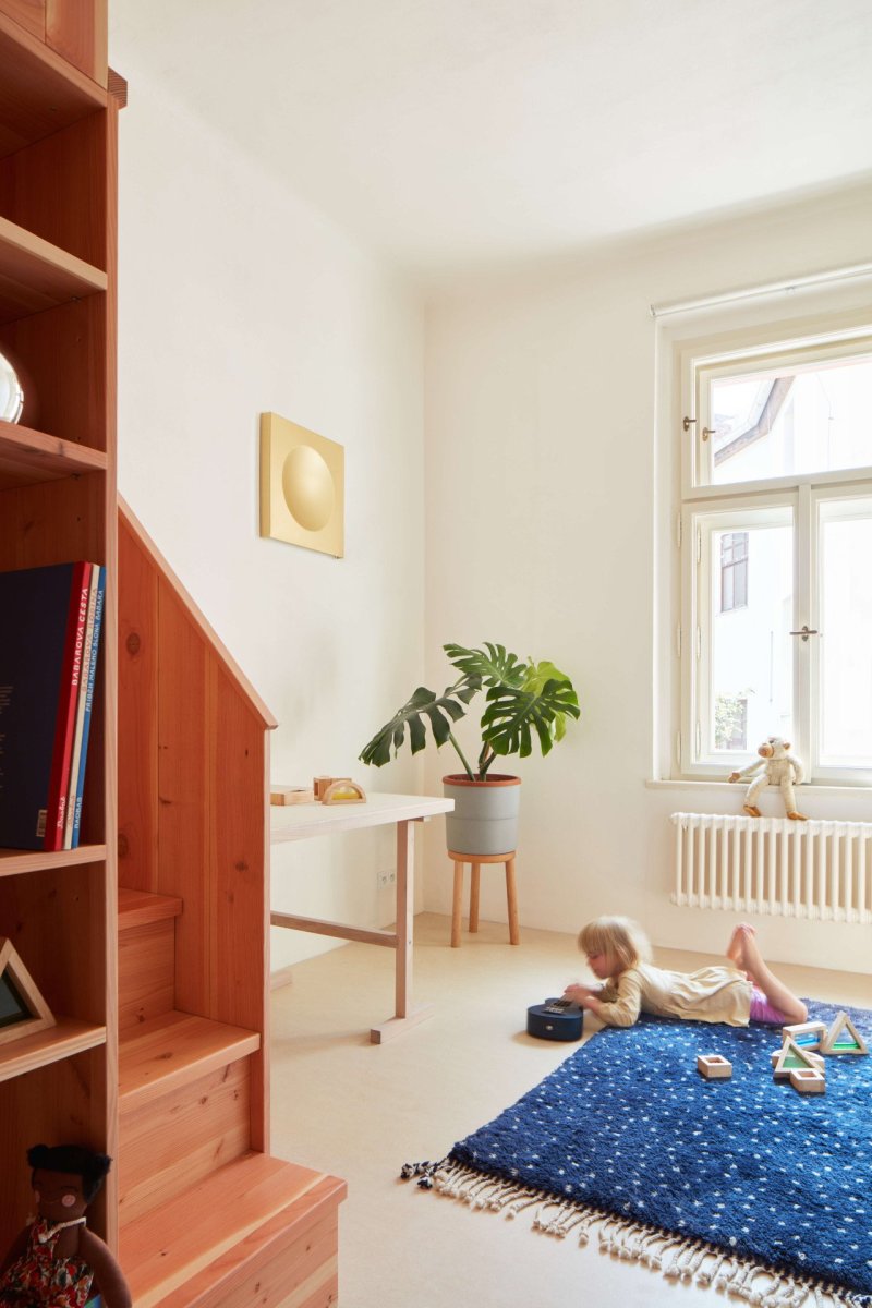 Dětský pokoj s patrem na spaní. (Plus One Architects, byt ve Vršovicích)