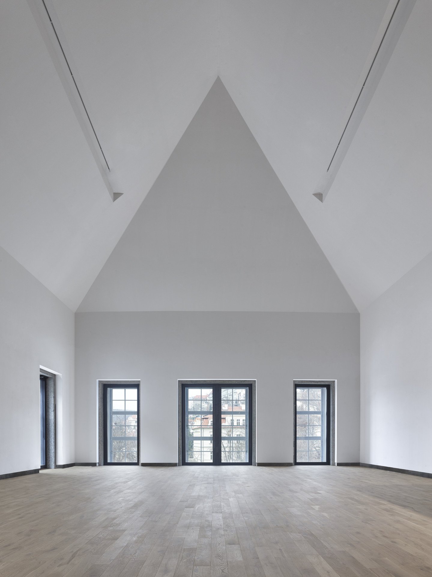 Prostor jednoho z galerijních prostor kryje nová betonová skořepina.