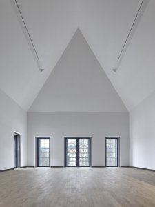 Prostor jednoho z galerijních prostor kryje nová betonová skořepina.