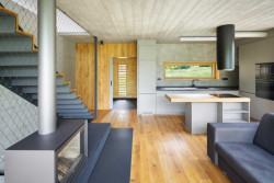 Část jižní stojí nohama na zemi a nabízí východ na venkovní terasu. (Chata v Posázaví, Studio Sporadical)