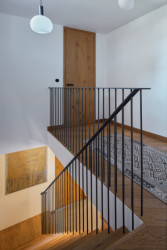 Interiéry vily v Klánovicích, KURZ architects: Celým domem tak prostupuje jednotný aspekt – teplý odstín dubového dřeva.