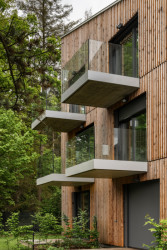Viladomy v Kamenici, NEW HOW architekti: fasáda z modřínového dřeva