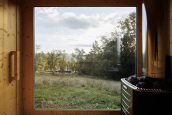 Také ze sauny je výhled do přírody (Chata Bebech, JANSELF STUDIO)