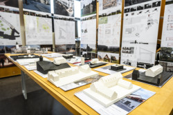 Na fakultě architektury ČVUT v Praze probíhá výstava ateliérových prací. Navštívit ji je možné do 7. února 2025.