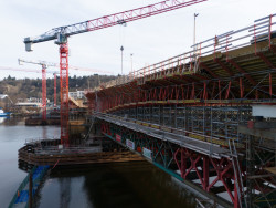 Při realizaci byla využita kombinace systémů VARIOKIT a PERI UP Flex pro dosažení požadovaného tvaru nosné konstrukce/mostovky.