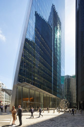 V centru Londýna přibyly dvě nové prosklené stavby, které jsou díky speciální izolační ochraně skla energeticky nenáročné.