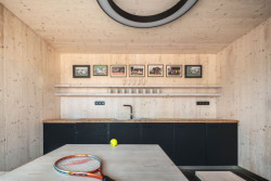 Její součástí je taky kuchyňka. (Zázemí tenisového klubu ve Studenci, ateliér CHRAMA)