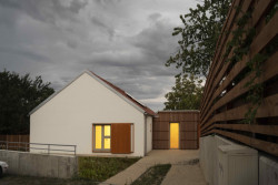 V malé vesnici na západě Slovensko stojí nově zrealizovaný dvojdům pro zdravotně a mentálně znevýhodněné navržený architekty z ateliéru A33