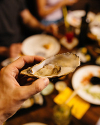 Kromě omamného aromatu grilovaného masa, které se line z dolní části restaurace, tak hosté ucítí i další vůně spojené s Brazílií. 